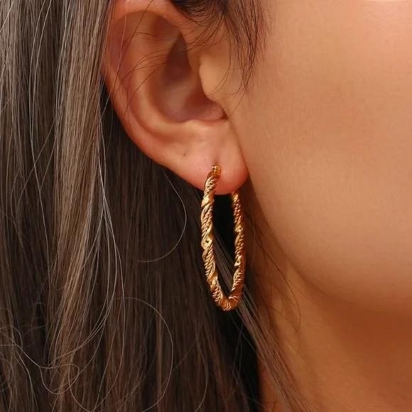 NEW 18K GOLD TWISTED WAVE CIRCLE HOOP EARRINGS, NICE EARRINGS, CUTE EARRINGS - Picture 2 of 6